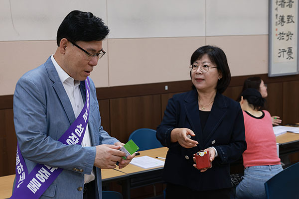 민생회복 소비쿠폰 안내 캠페인 벌이는 이동옥(왼쪽) 충북도 행정부지사<br>
