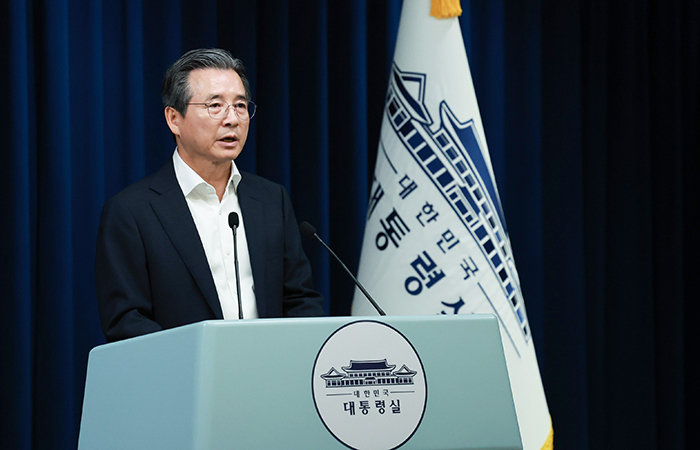 김용범 대통령실 정책실장이 31일 서울 용산 대통령실 청사에서 한미 관세 협상 타결과 관련해 브리핑을 하고 있다.<br>
