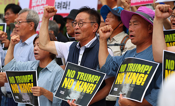 한미 관세협상이 타결된 31일 서울 광화문 미국대사관 인근에서 트럼프위협저지공동행동 및 농민의길 관계자들이 입장발표 기자회견을 마친 뒤 구호를 외치고 있다.<br>
