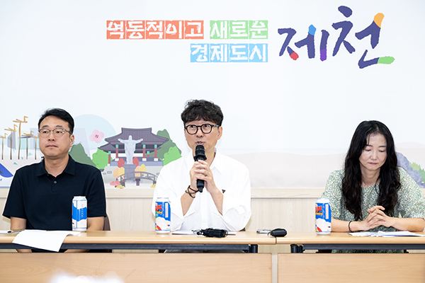 왼쪽부터 최일준 사무국장, 장항준 집행위원장, 조명진 프로그래머<br>
