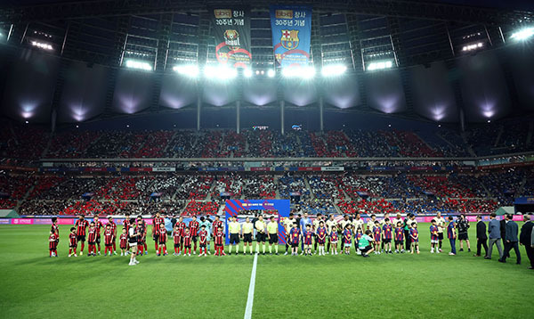 31일 서울월드컵경기장에서 열린 FC바르셀로나 2025 아시아투어 에디션 FC서울과 FC바르셀로나의 경기. 양 팀 선수와 관계자들이 기념촬영을 하고 있다.<br>

