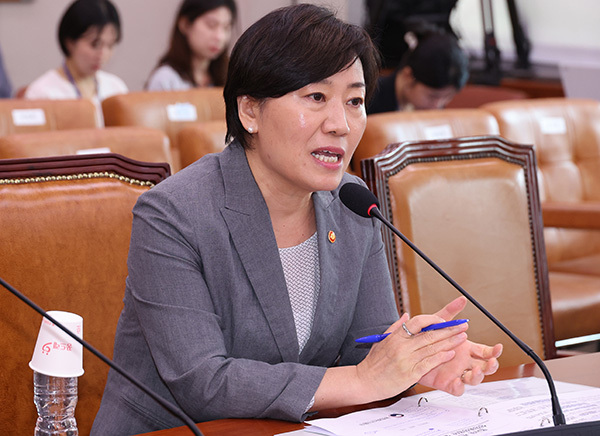 1일 서울 여의도 국회에서 열린 법제사법위원회 전체회의에서 송미령 농림축산식품부 장관이 의원 질의에 답하고 있다. <br>
