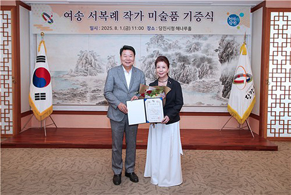 왼쪽부터 오성환 당진시장과 서복례 화백<br>
