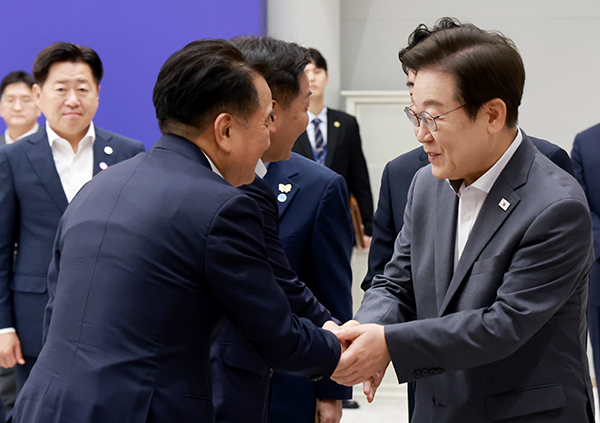 이재명 대통령이 1일 서울 용산 대통령실 청사에서 열린 전국 시도지사 간담회에서 김영환 충북도지사와 인사하고 있다. <br>

