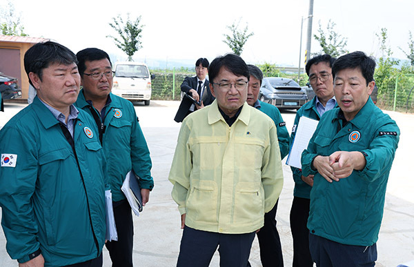 박정주 충남도 행정부지사(오른쪽 첫 번째)와 김광용 행정안전부 재난안전관리본부장(가운데)<br>
