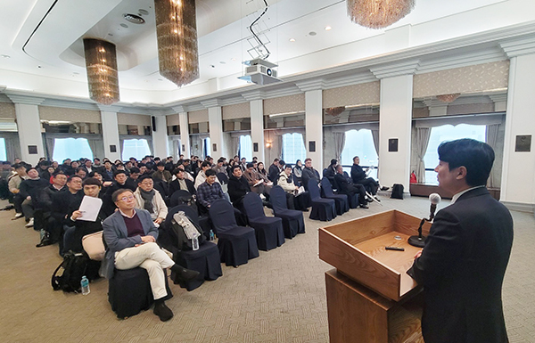 지난해 11월 27일 한국프레스센터에서 윤태운 법무법인 선운 변호사가 한국프랜차이즈산업협회 피자헛 판결 대응 설명회를 진행하고 있다.