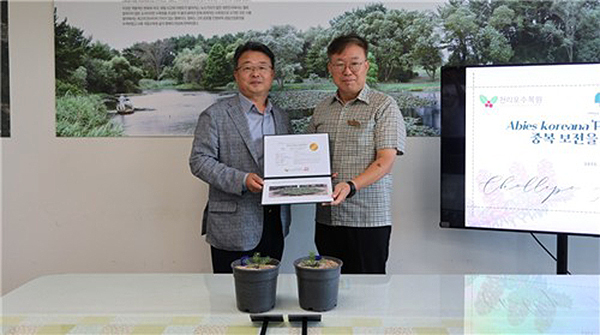 왼쪽부터 고경찬 백두대간수목원 본부장과 김건호 천리포수목원장<br>
