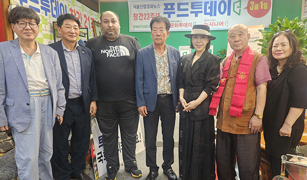 가수 최유나의 가수협회장 출마를 격려하며 기념촬영.