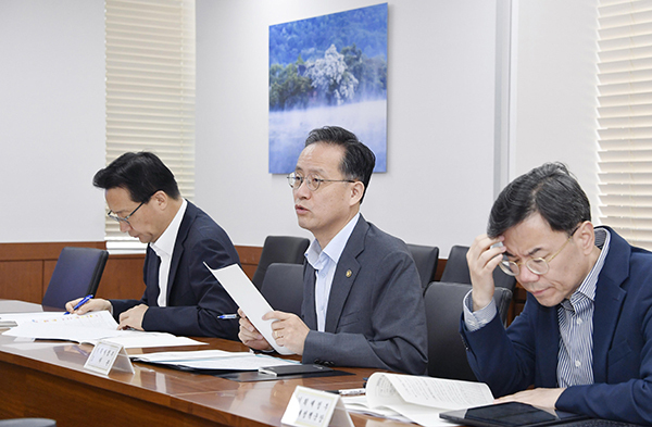 이형일 기획재정부 1차관(가운데)이 5일 오전 정부서울청사에서 물가관계장관회의를 주재하고 있다. <br>
