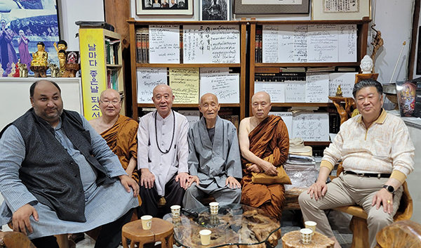 좌로부터 인도 히로박사, 담마다나 비구, 보검스님, 해곡해월 종정, 와라담모비구,혜림거사가 기념촬영.<br>
