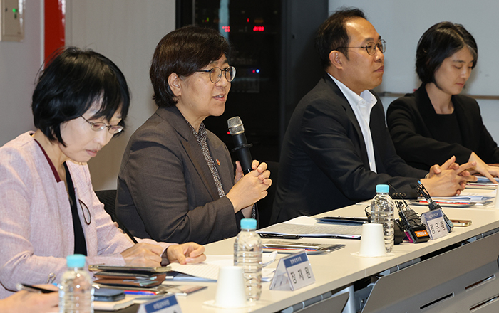 정은경 보건복지부 장관이 7일 서울 강남구 삼성생명 일원역빌딩에서 열린 '환자·소비자단체 현장 간담회'에서 인사말을 하고 있다.<br>
