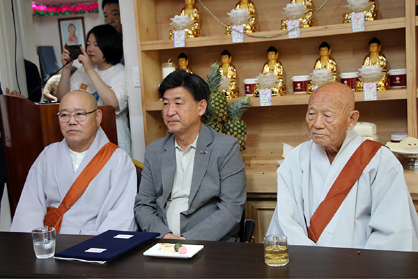 좌로부터 서광사 회주 조현 지환 대종사, 방세환 광주시장, 조계종 명예원로의원 여산 암도 대종사가 점안 의식이 진행되는 동안 증명하고 있다.