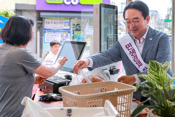 민생회복 소비쿠폰 사용하는 황규철 옥천군수<br>
