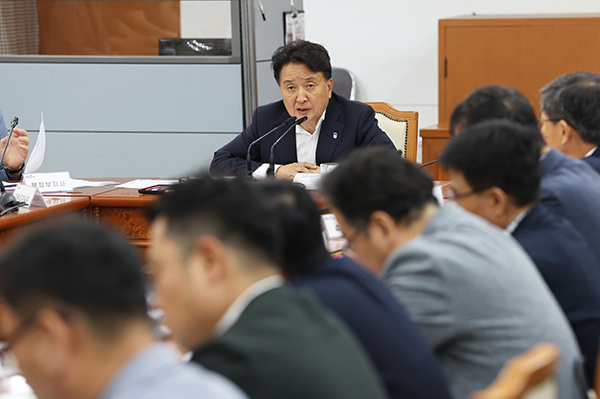 <strong>간담회 주재하는 김영환 충북지사</strong><br>
