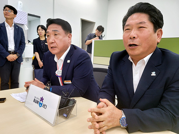 왼쪽부터 정영철 영동군수와 김창규 제천시장<br>
