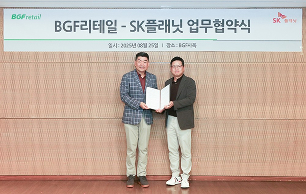 오정후 BGF리테일 전략혁신부문장(왼쪽부터)과 김교수 SK플래닛 사업본부장이 25일 열린 업무협약식에서 기념촬영을 하고 있다.<br>
