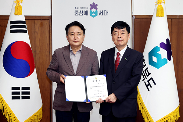 왼쪽부터 김영환 충북지사, 박순기 충북테크노파크 원장<br>
