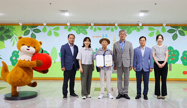 규제혁신 개선과제 공모전에서 최우수상 수상한 김종만씨(왼쪽서 세번째).<br>
