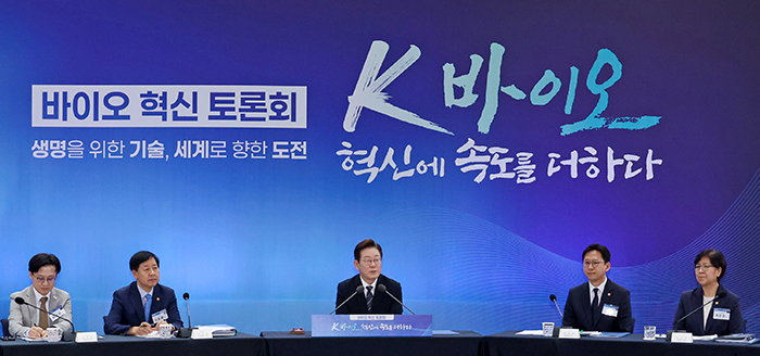 이재명 대통령이 5일 인천 송도 컨벤시아에서 열린 바이오 혁신 토론회에서 발언하고 있다. 왼쪽부터 김정관 산업부 장관, 구윤철 경제부총리 겸 기획재정부장관, 이재명 대통령, 배경훈 과기부 장관, 정은경 복지부 장관.<br>
