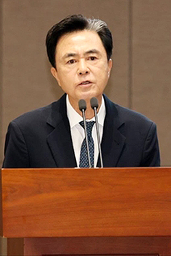 도의회서 발언하는 김태흠 충남지사