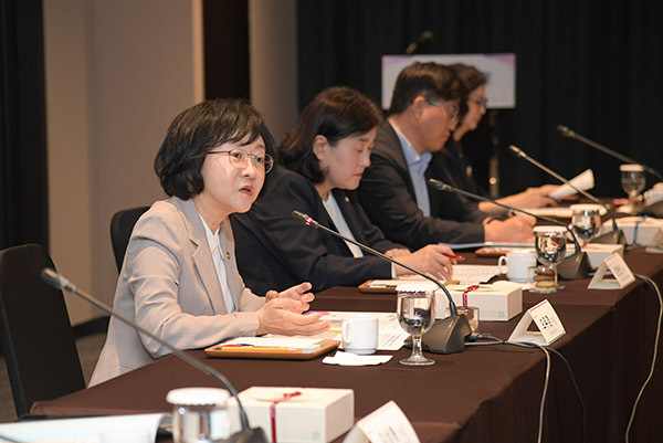 오유경 식품의약품안전처장이 11일 서울 서초구 엘타워에서 열린 2025년도 식약처장·환자단체장 정기간담회에서 발언하고 있다.<br>
