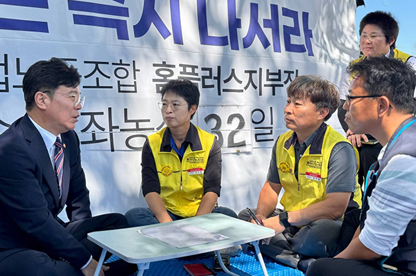 김영훈 고용노동부 장관이 11일 서울 종로구 MBK파트너스 본사 앞의 마트산업노조 홈플러스지부 농성장을 방문했다.