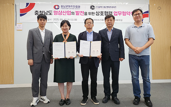 왼쪽 두 번째부터 김곡미 원장과 이기석 블랙드래곤엔터프라이즈 대표<br>
