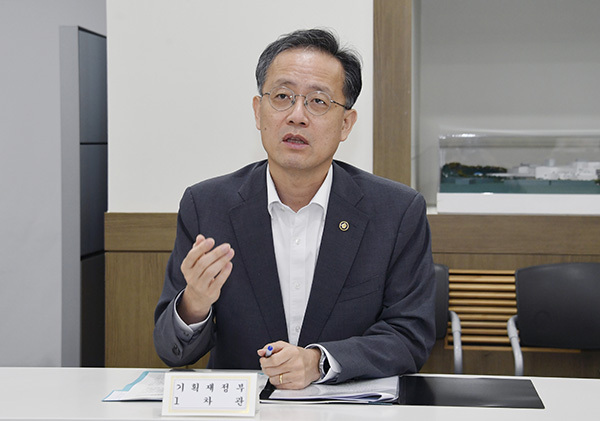  이형일 기획재정부 차관이 19일 충북 음성군 음성 축산물 공판장을 방문, '제58차 물가관계차관회의'를 주재하고 있다.<br>
