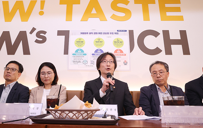 주병기 공정거래위원회 위원장이 23일 서울 마포구의 한 햄버거 프랜차이즈 매장에서 열린 가맹점주 권익강화 종합대책 관련 현장방문에서 발언하고 있다.<br>
