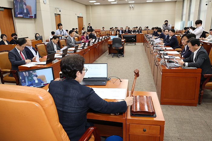 <strong>안건 상정하는 임이자 기재위원장</strong><br>
