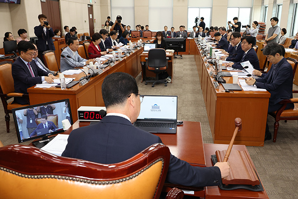 <strong>안건 상정하는 신정훈 행안위원장</strong><br>
