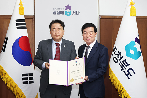 왼쪽부터 김영환 충북지사, 김순구 충북개발공사 사장<br>
