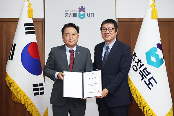 왼쪽부터 김영환 충북지사, 김경식 충북문화재단 대표이사<br>
