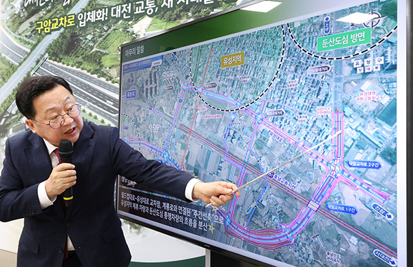 브리핑하는 이장우 대전시장<br>
