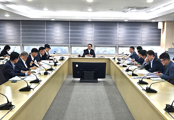 회의 주재하는 김석필 시장 권한대행<br>
