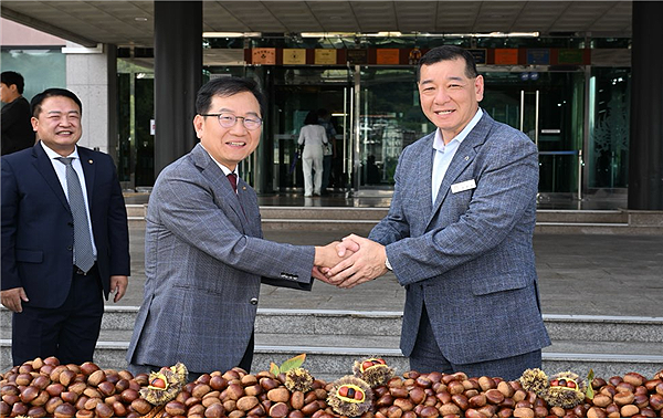 '우리 농축임산물 애용 캠페인' 행사장서 한상배 해썹인증원장(왼쪽)과 최원철 공주시장<br>
