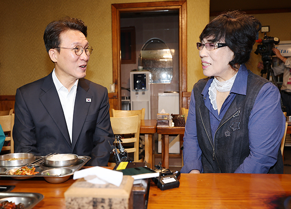 김민석 국무총리가 1일 새벽 충북 청주시에 위치한 천원에 아침 백반을 판매하는 만나김치식당을 방문, 식사하며 주인 박영숙 씨와 얘기를 나누고 있다.<br>
