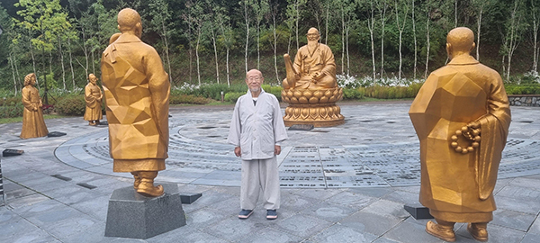 충북 보은군 속리산 정이품송 건너편에 조성된 ‘훈민정음 마당'에 숨은 주역인 신미대사 동상이 세워져 있다. 목계스님이 신미대사 동상 앞에서 포즈를 취하고 있다.<br>
