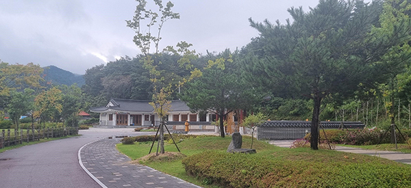 충북 보은 속리산에 한글창제의 숨은 주역으로 알려진 신미대사(信眉大師·1403∼1480)와 세종·세조의 만남을 주제로 한 공원이 들어섰다.<br>
