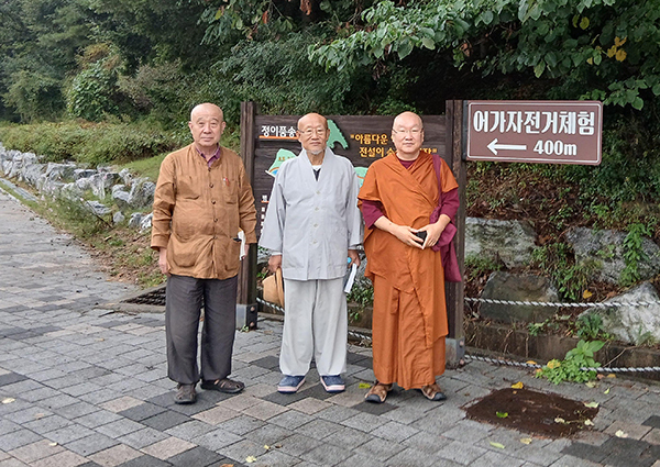 목계스님과 선선(담마다나 비구)스님이 필자 보검스님과 ’훈민정음 마당‘ 공원 입구에서 기념촬영. 선선스님은 이 책의 발간에 화주 역할을 했다.<br>
