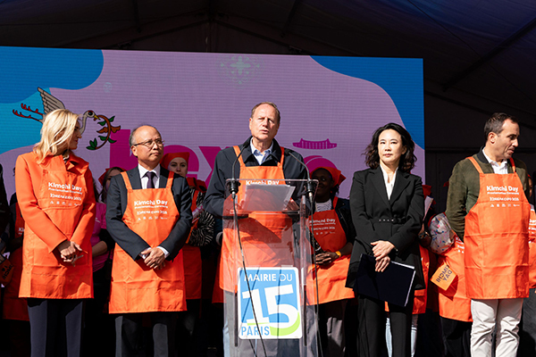 지난 4일(현지시각) 프랑스 파리15시청 대광장에서 열린'2025 KOREAN EXPO - 김치의 날 제정 선포식'에서 필립 구종(Philippe Goujon) 파리15시장(가운데)이 '김치의 날' 공식 제정을 선포하고 있다.<br>
