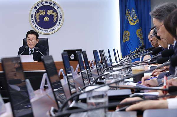 이재명 대통령이 13일 용산 대통령실에서 열린 수석보좌관회의에서 발언하고 있다.<br>
