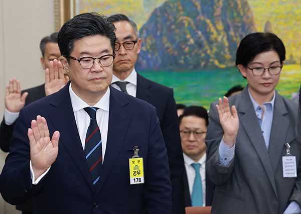 김병주 MBK파트너스 회장(왼쪽)이 14일 서울 여의도 국회에서 열린 공정거래위원회, 개인정보보호위원회 등에 대한 정무위원회 국정감사에서 선서하고 있다.<br>
