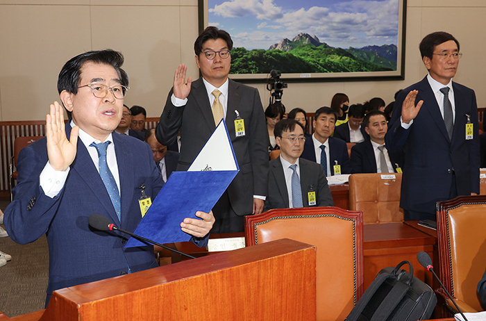 도세호 SPC 대표(왼쪽)와 정종철 쿠팡풀필먼트서비스(CFS) 대표가 15일 서울 여의도 국회에서 열린 고용노동부에 대한 기후에너지환경고용노동위원회 국정감사에서 선서를 하고 있다.<br>
