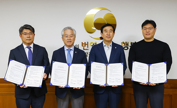 왼쪽부터 정우진 건대병원장, 윤창규 의료원장, 조길형 시장, 이민준 미래병원장<br>
