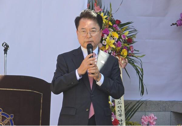 육동한 춘천 시장이 축사를 하고 있다.<br>
