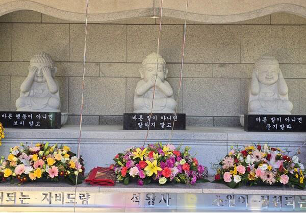 미소천진 삼존불.<br>
