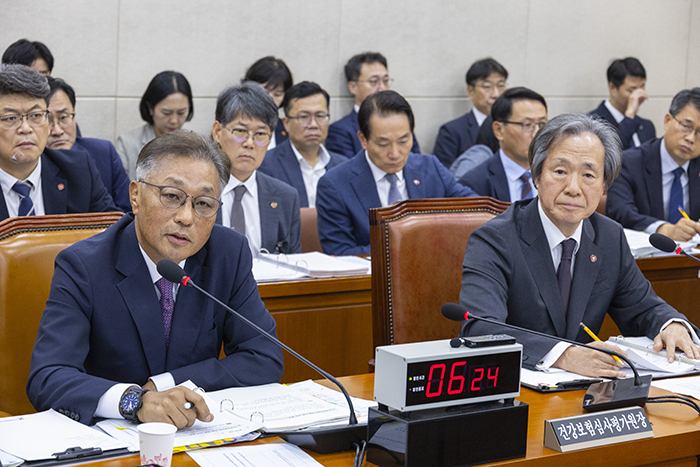 강중구 건강보험심사평가원장이 17일 국회 보건복지위에서 열린 2025년도 건강보험공단과 건강보험 심평원에 대한 국정감사에 출석해 더불어민주당 전진숙 의원의 심평원 자생한방병원 의혹 관련 질의에 답하고 있다.<br>
