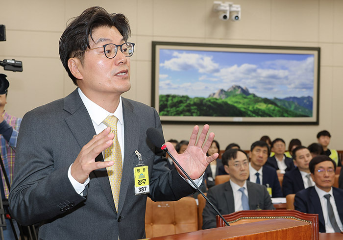정종철 쿠팡풀필먼트서비스(CFS) 대표이사가 지난 15일 국회에서 열린 고용노동부에 대한 기후에너지환경고용노동위원회 국정감사에서 의원 질의에 답변하고 있다.<br>
