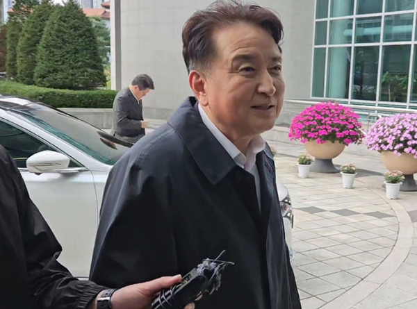 지역 체육계 인사들로부터 돈봉투를 수수한 의혹을 받는 김영환 충북지사가 19일 오전 충북경찰청 반부패경제범죄수사대에 출석하고 있다.<br>
